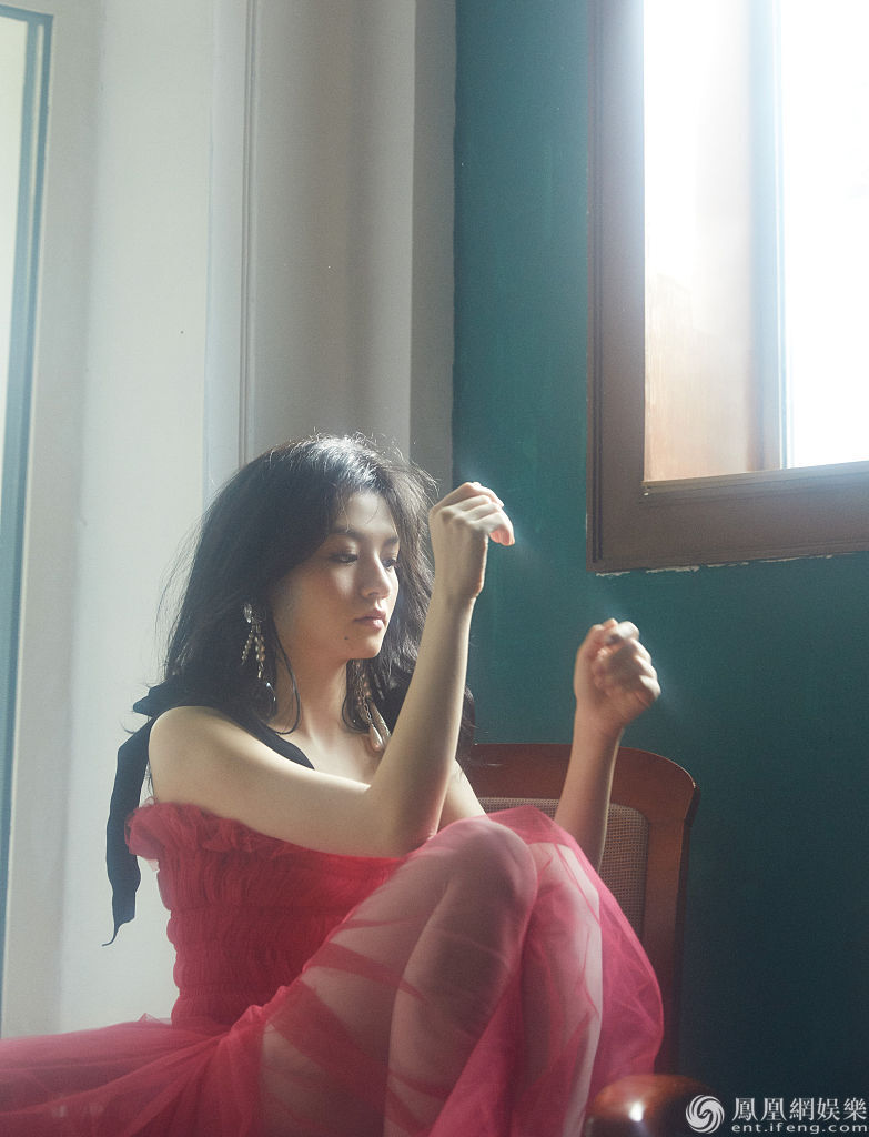 春夏少女写真曝光性感撩人演绎各式纱裙温柔灵动