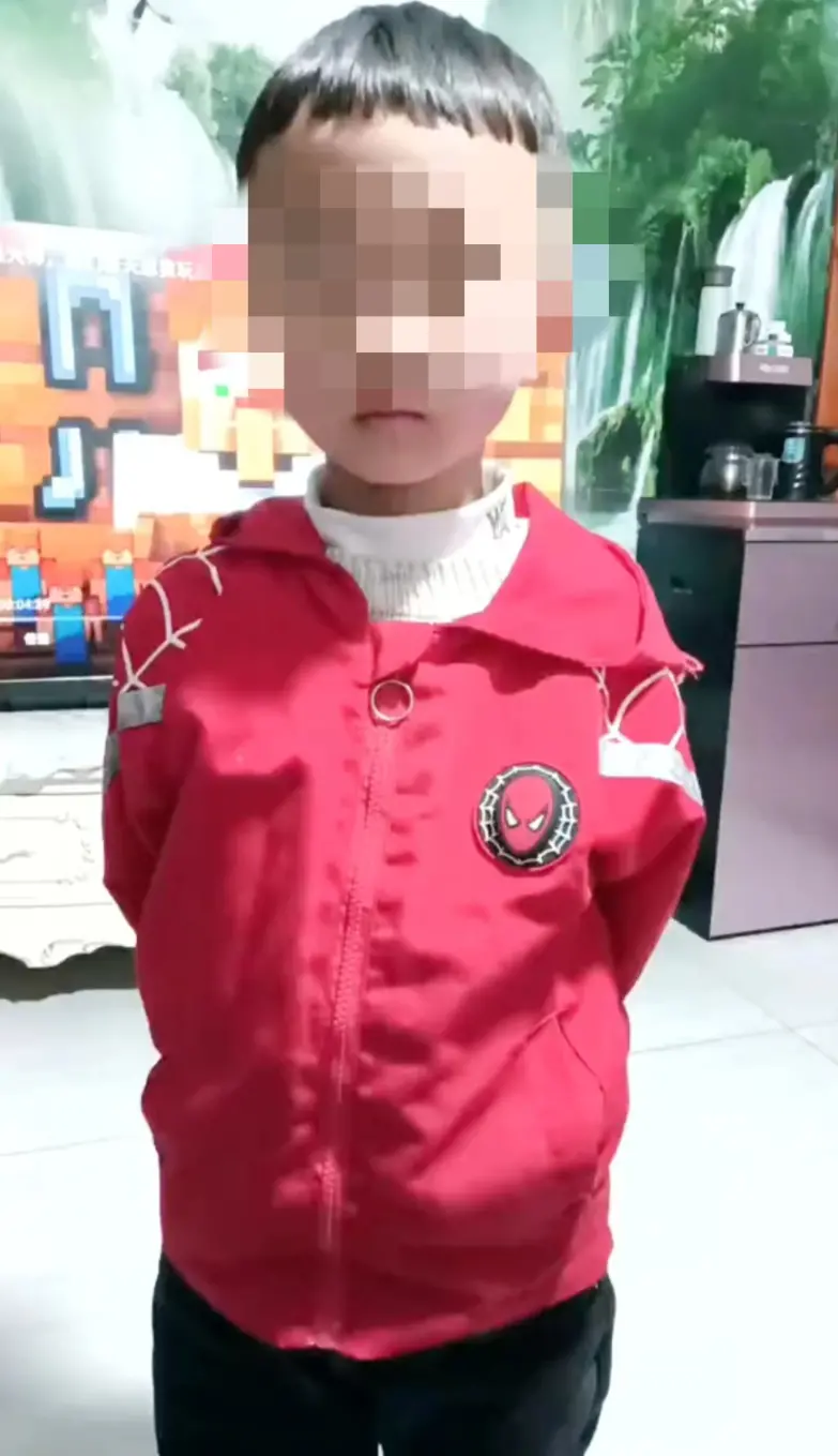 黄先生说，6岁的儿子之前是个活泼开朗的孩子，学习成绩还可以，平时不是很调皮