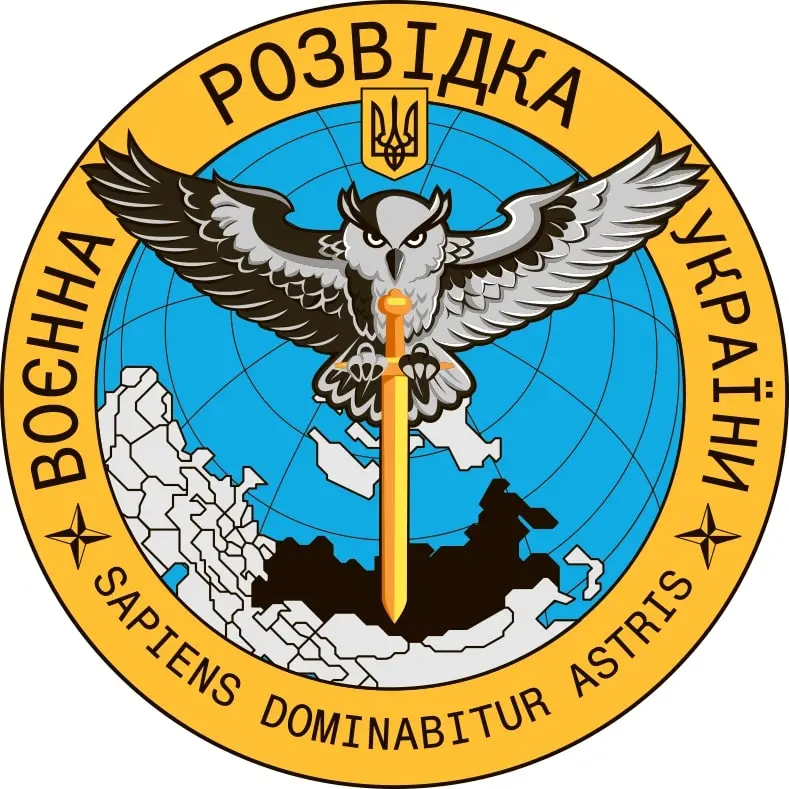 乌克兰国防部情报总局是乌克兰军队的军事情报机构。隶属于乌克兰国防部，而不是乌克兰武装力量总参谋部。在2016年左右采用了目前的标志：一只象征智慧，敏锐与洞察力的猫头鹰将利剑刺向地图上的俄罗斯。徽标周围有两个铭文。一个是乌克兰语的“乌克兰军事情报”，第二个是拉丁语“Sapiens dominabitur astris”（“智者将主宰星辰”）。猫头鹰不仅是可怖的夜间猎手，其捕食的对象蝙蝠更是俄罗斯军事情报局(格鲁乌)的象征物.Defence_Intelligence_of_Ukraine, CC BY-SA 4.0 via Wikimedia