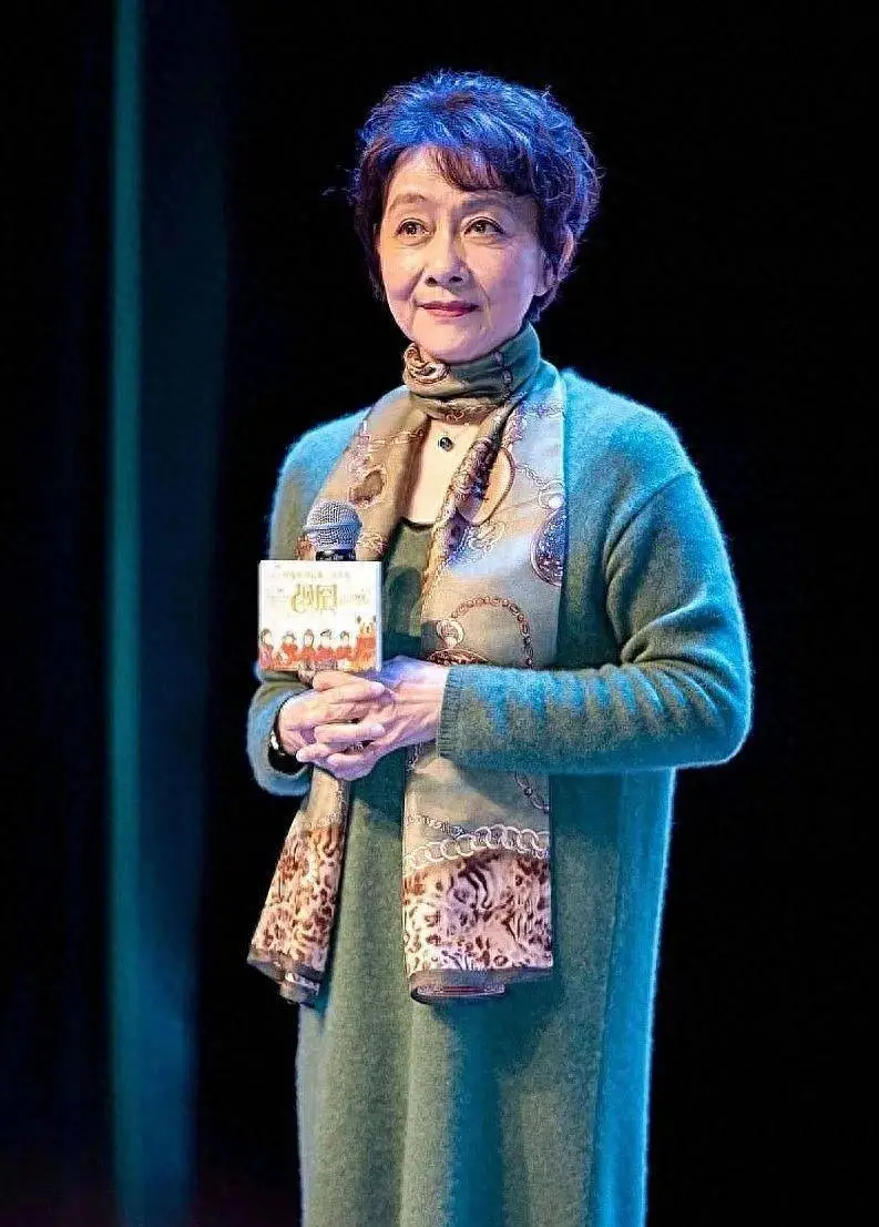 她都74岁了还这么迷人，风韵犹存，比赵雅芝还要好看