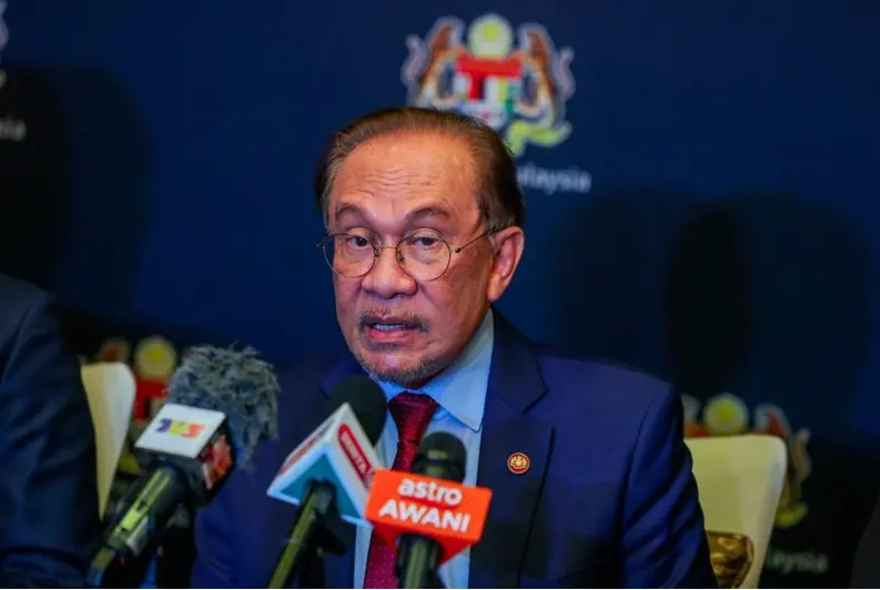 安瓦尔在结束对天津和北京访问后举行新闻发布会。图源：马来西亚国家新闻社