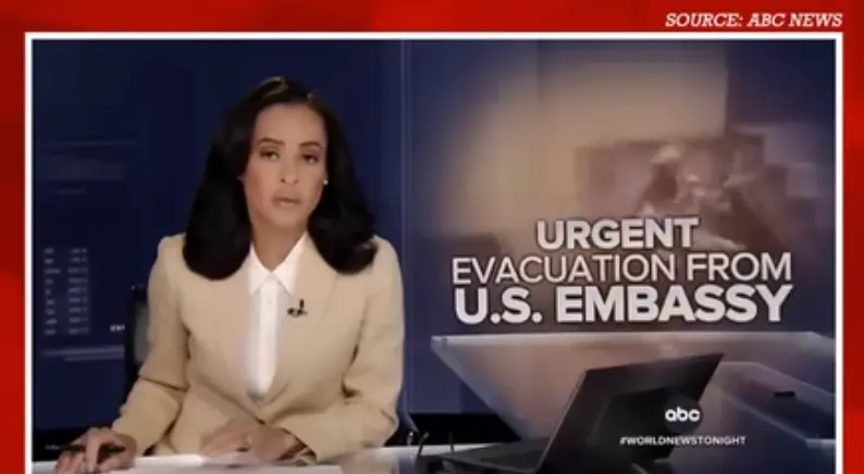（安柏然所发视频中，一名美媒主持人报道美国在夜间出动直升机撤离美国外交官的画面。）