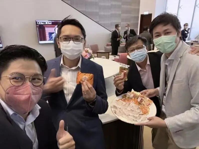郭晶晶素颜在豪宅做雪花酥！材料摆一桌显杂乱，穿平价T恤太接地气