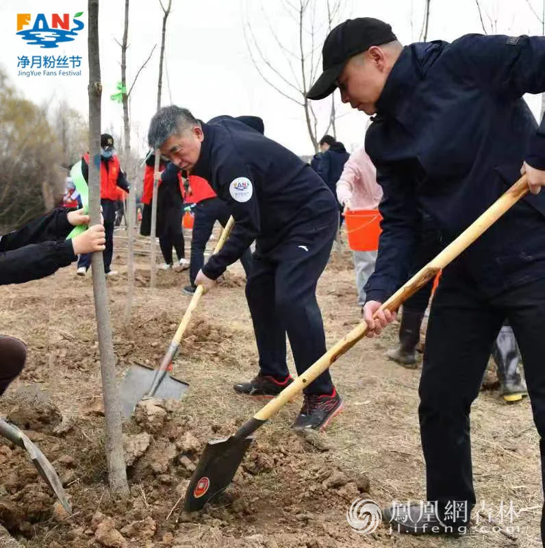 净月高新区党工委书记李健参与义务植树活动。