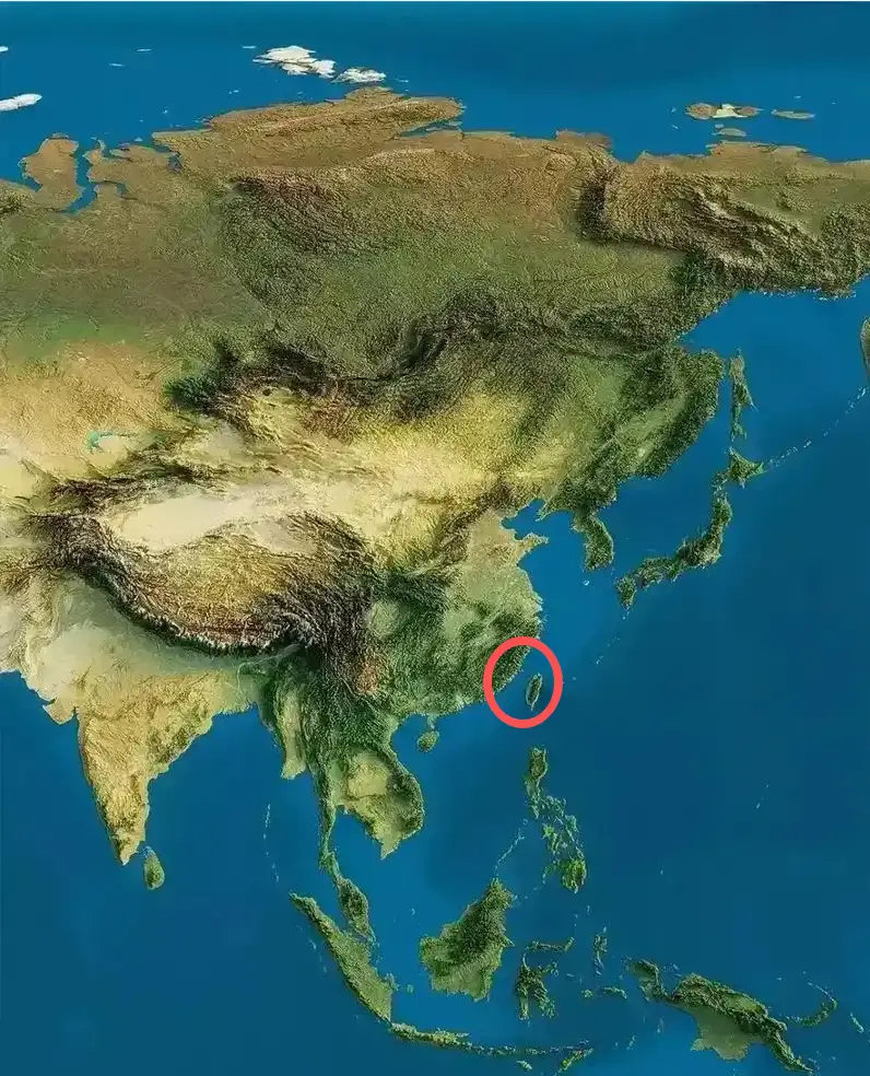 中国的地缘格局该如何搭建，甚至从地理上都清晰可见，宝岛是有效的前出通道，但是纵深有限，而闽南内地则可以为其提供腹地加以支撑。二者结合将达到1+1>2的效果。