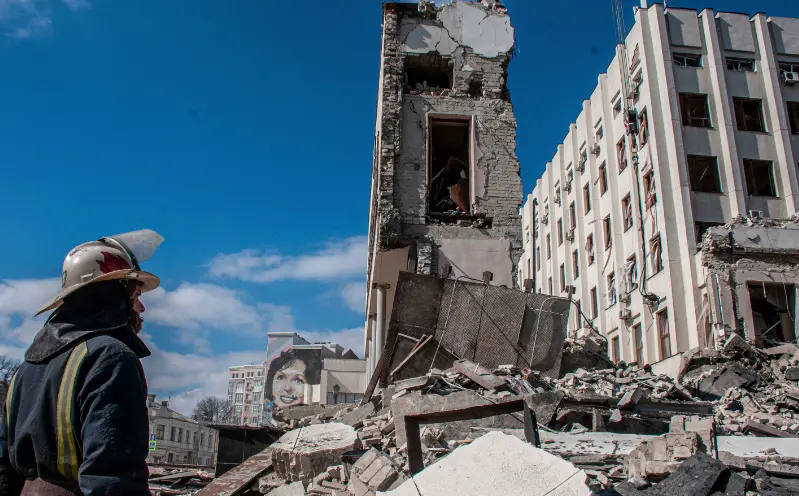 乌克兰哈尔科夫，救援人员在被炮击破坏的国家行政学院大楼现场工作
