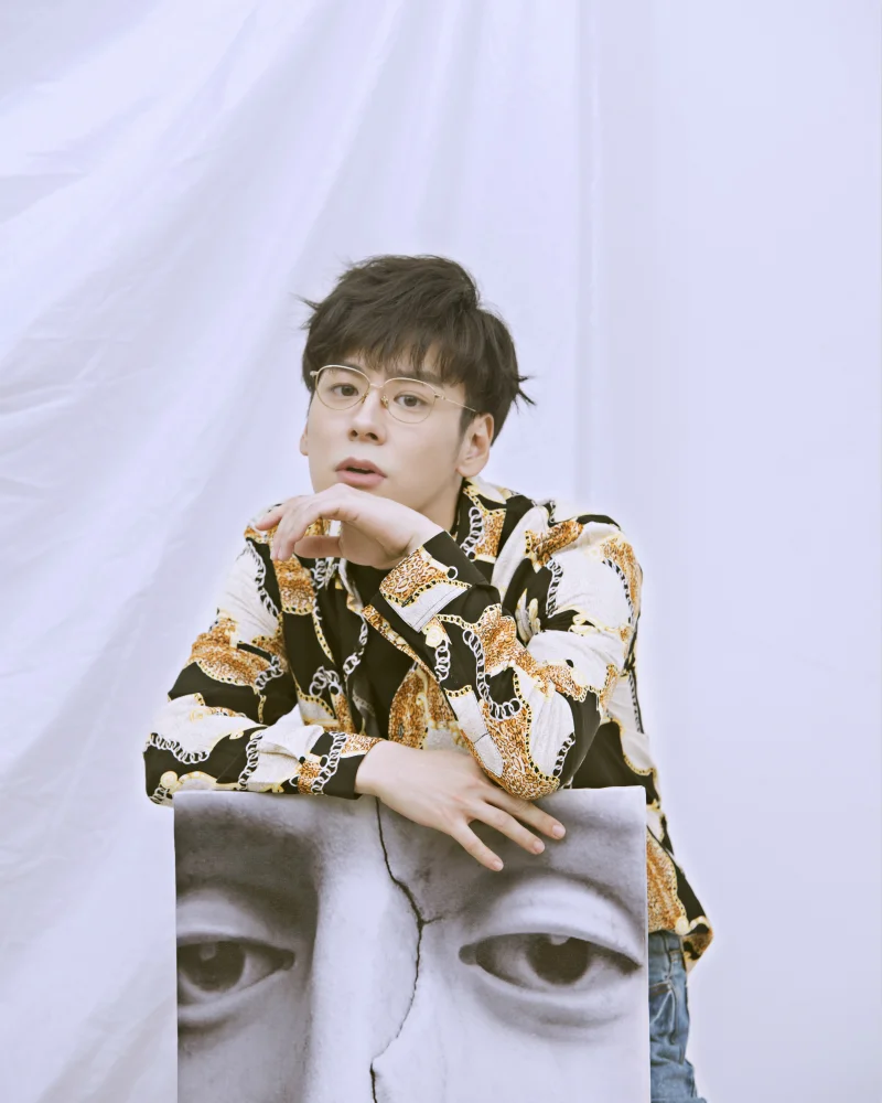 魏哲鸣新写真盐系复古 金丝眼镜优雅迷人_https://www.izongheng.net_快讯_第3张