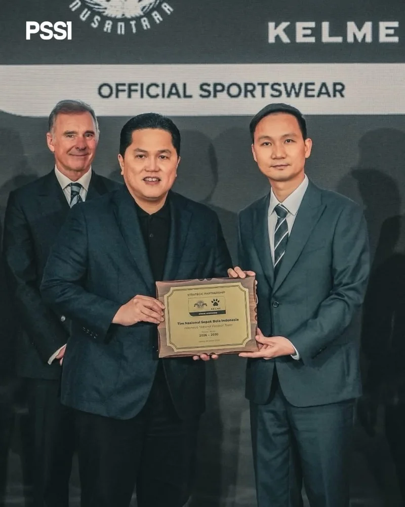 左：卡尔美体育副董事长Borja García-Nieto先生；中：印尼足协主席埃里克-托希尔（Erick Thohir）先生；右：卡尔美体育董事长柯永祥先生