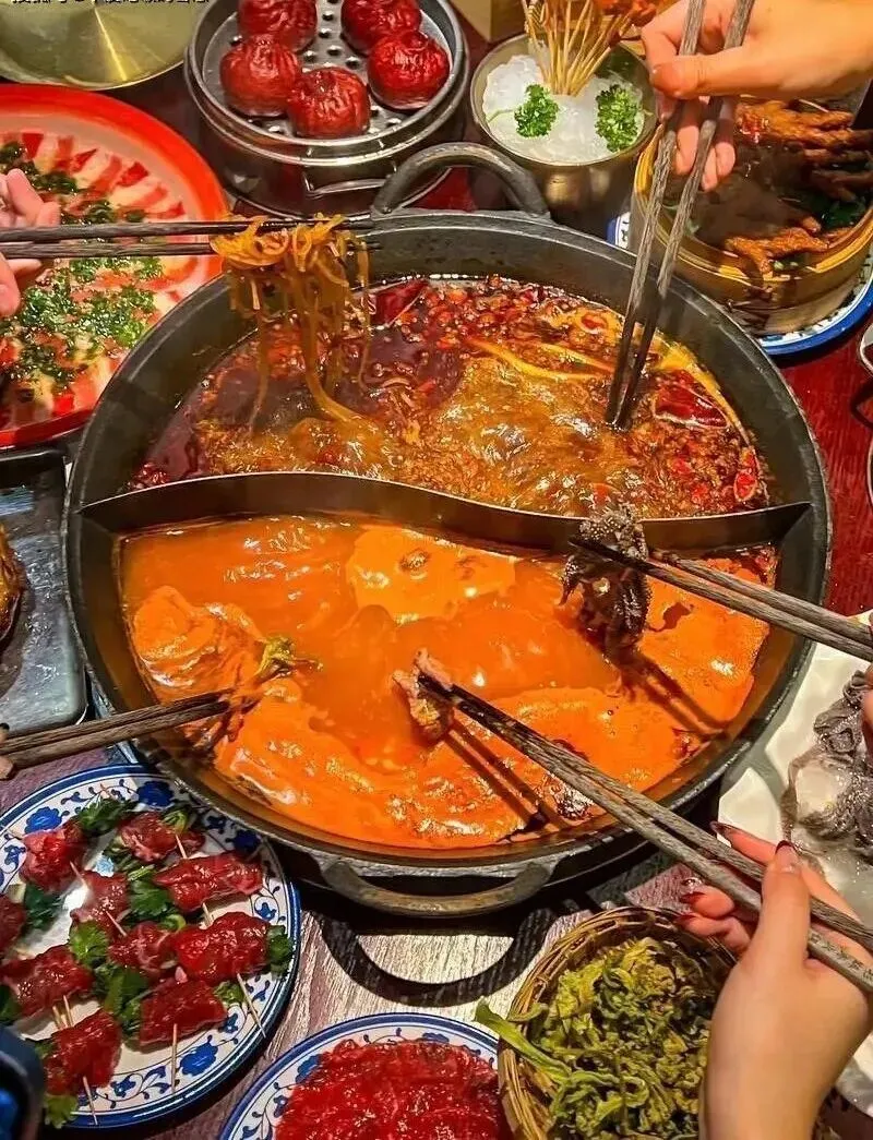 重庆火锅:热辣温情,传承文化的生活态度》_搜狐网