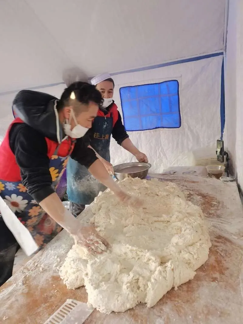 12月21日10点，一家拉面馆的师傅正在和面。中青报·中青网记者 尹海月/摄