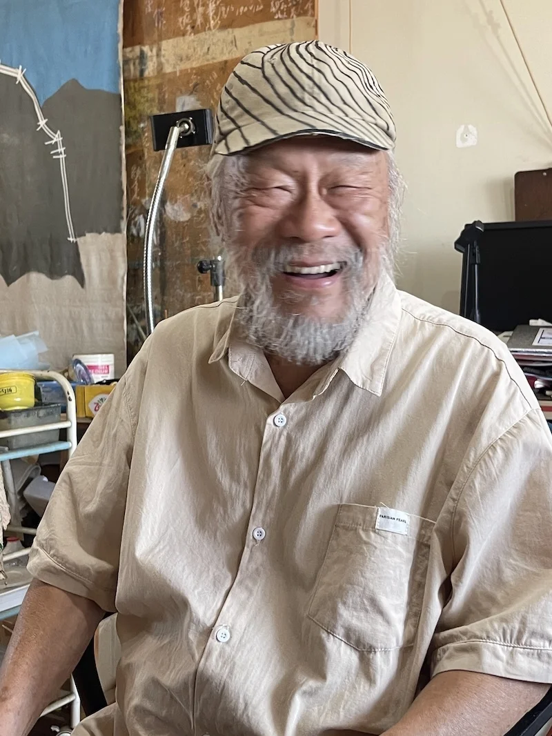 现年93岁的夏阳、戴着手绘的帽子在画室（兼住所客厅）中。