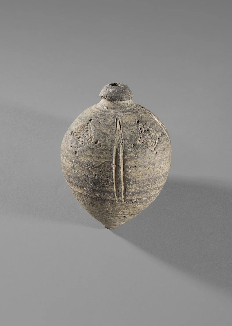 弗高瓶（ Pottery sphero–conical vessel (fuqqa’a)） 公元 11—12 世纪 (塞尔柱王朝) 高 11.3 厘米，瓶口直径2.3厘米 礼萨呼罗珊省，内沙布尔 伊朗国家博物馆藏