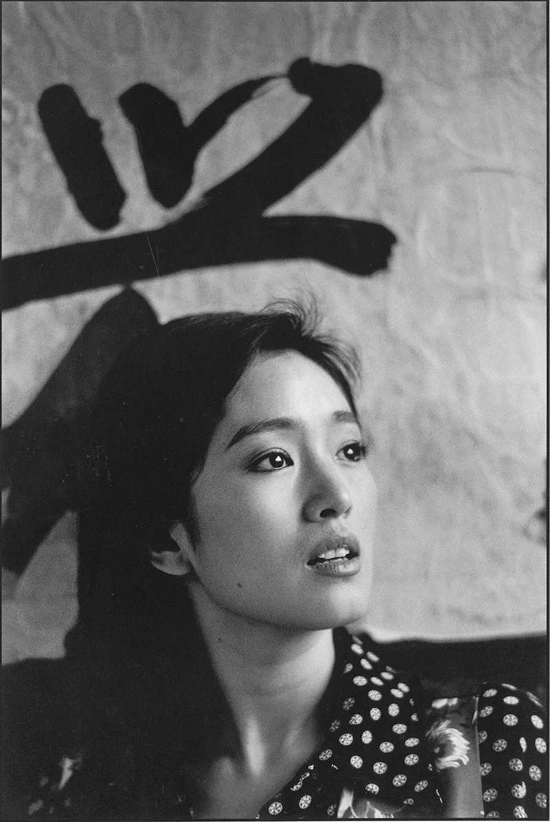 马克 • 吕布摄影作品，女演员巩俐，山东，1993年