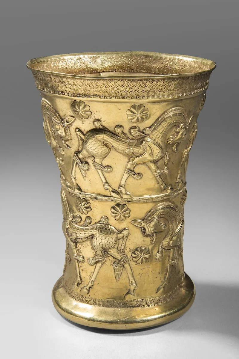 动物纹金杯（ Gold beaker with animal pattern）公元前 1150—前 850 年 (铁器时代) 高18.0 厘米，口纵13.0 厘米，口横10.8 厘米，重226.2 克 吉兰省，马尔利克土丘 45 号墓葬 伊朗国家博物馆藏