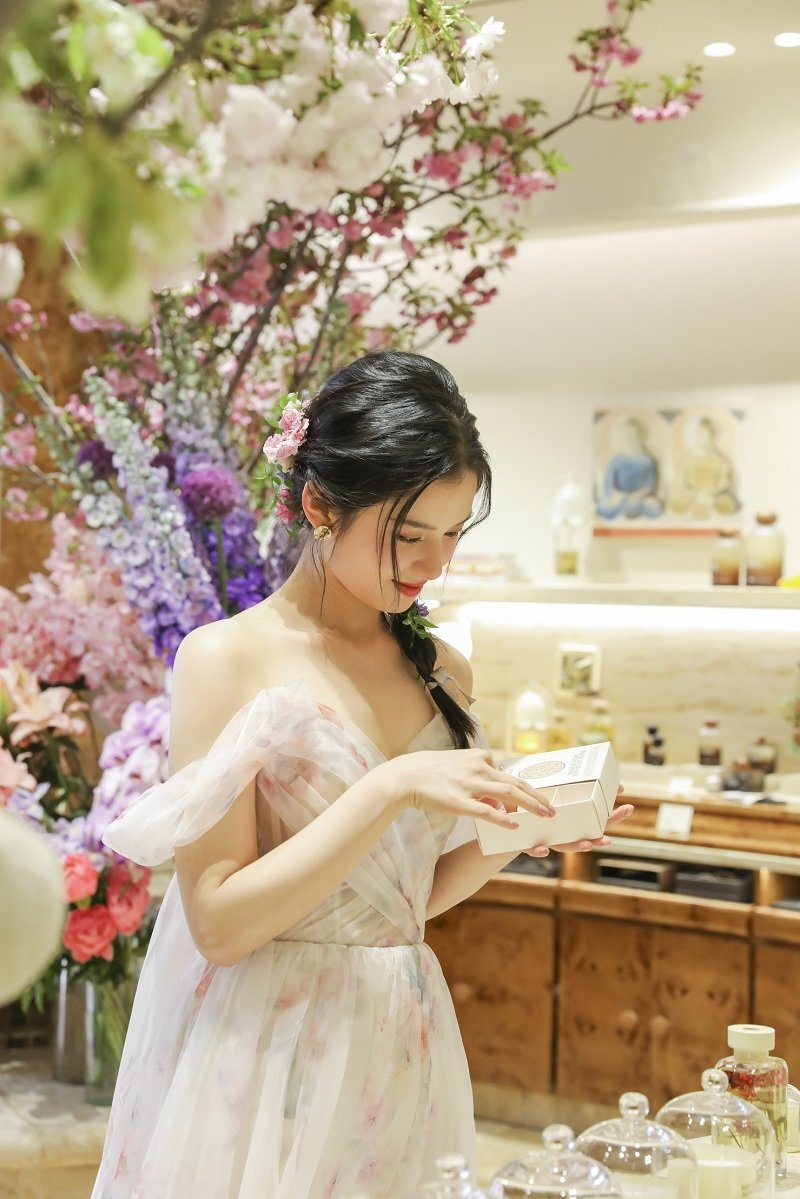 野兽派三里屯店盛大开幕，野兽派植萃香氛大使张婧仪惊喜现身