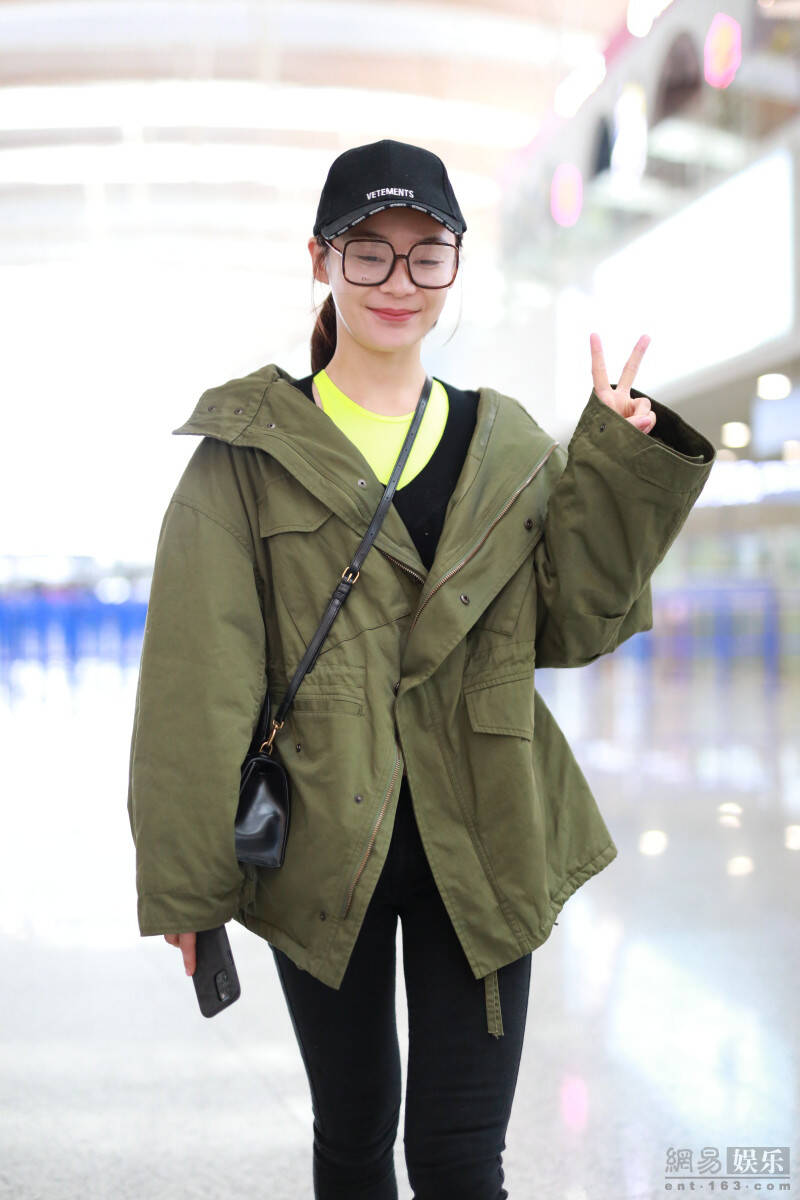 袁姗姗素颜亮相甜笑 穿军大衣不显臃肿身材