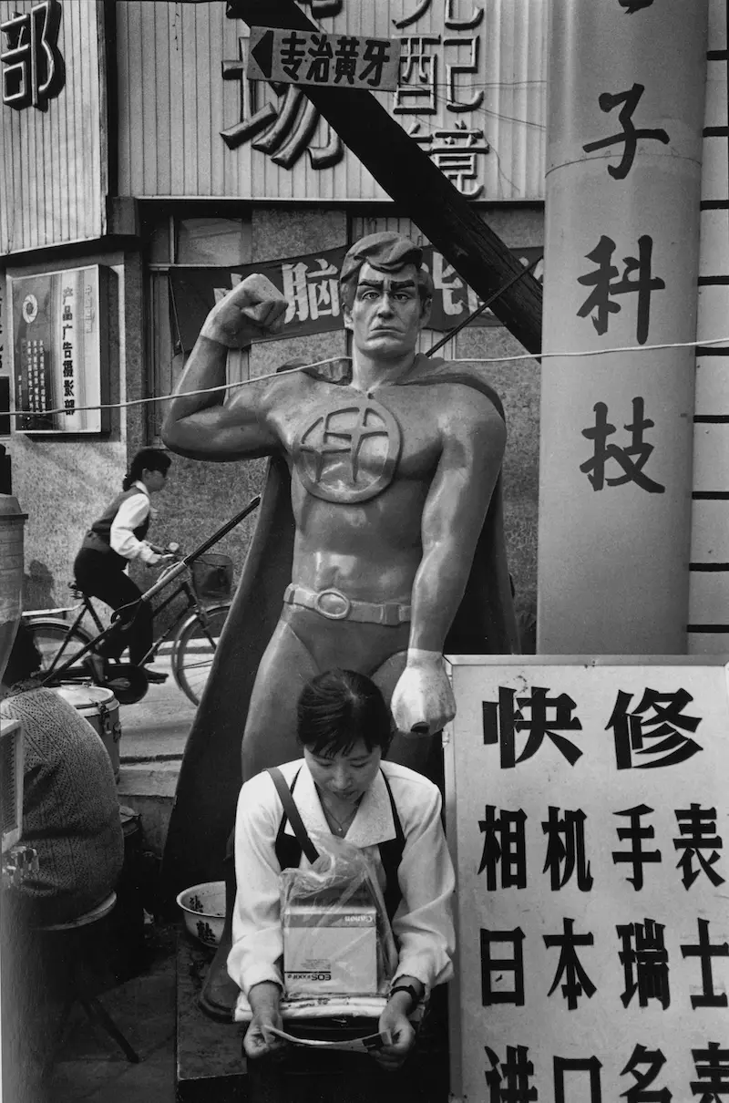 马克 • 吕布摄影作品，王府井大街，北京，1994年