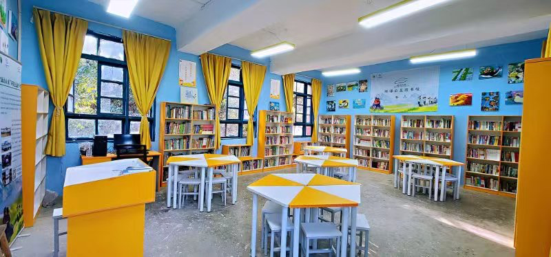 （毕业后公益图书馆实图）