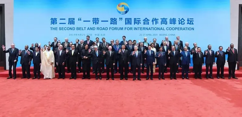 2019年4月27日，第二届“一带一路”国际合作高峰论坛在北京雁栖湖国际会议中心举行圆桌峰会，国家主席习近平同与会领导人和国际组织负责人集体合影。