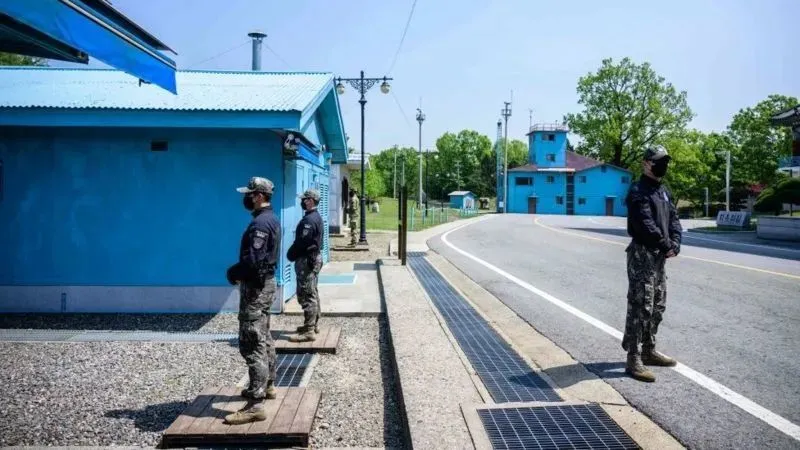 ·韩国士兵（左）在板门店休战村面向北方站岗，该村位于分隔朝鲜和韩国的非军事区的联合警备区。