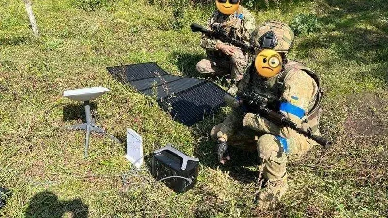 乌克兰军人在部署“星链”终端，图源：网络