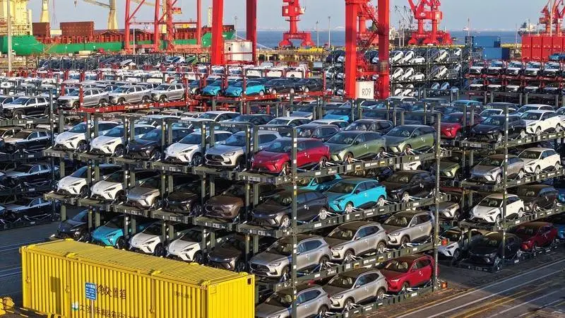2024年1月15日，江苏省太仓港码头，一批汽车整装待发出口海外。（IC Photo）