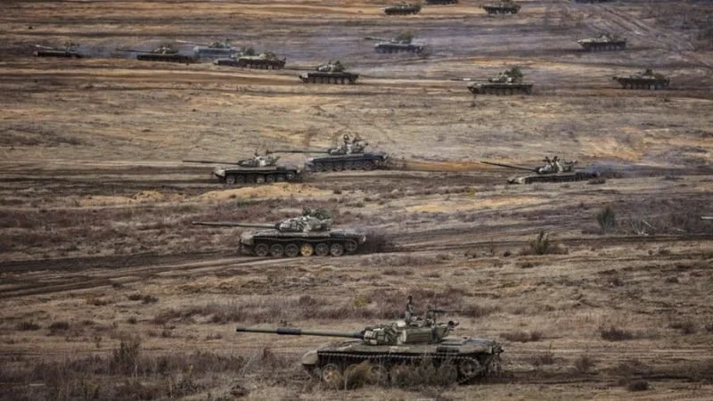 2022年2月19日，俄军坦克在白俄罗斯布列斯特射击场参加“联合勇气2022”演习的画面，此时距离开战5天