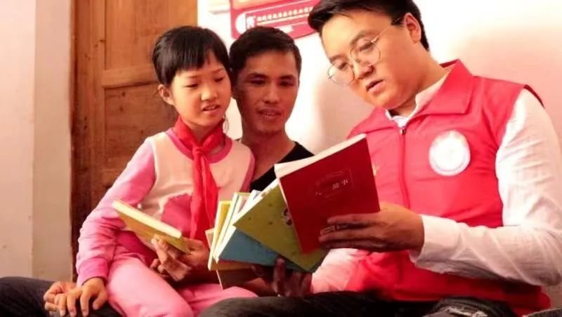 （刘楠鑫作为志愿者开展陪伴阅读）