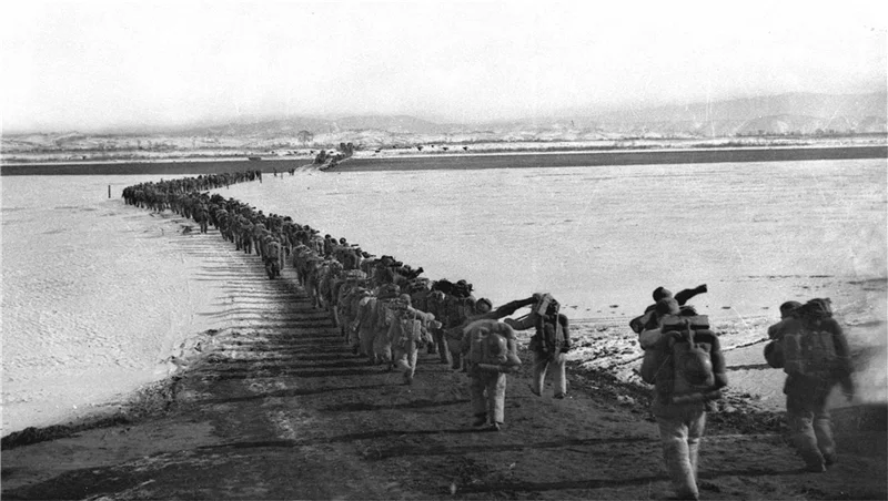 1950年冬，中国人民志愿军跨过鸭绿江。黎民 摄