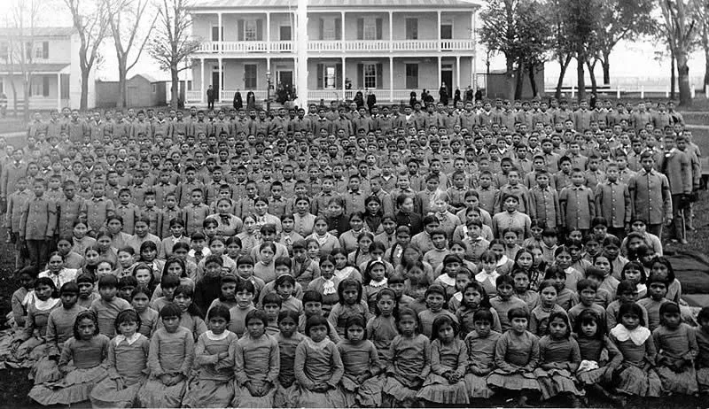 ▲ 自1819年起，美国在全国范围建立原住民寄宿学校。联邦印第安人寄宿学校系统采用军事化方法，组织儿童进行军事训练，并试图通过教育同化印第安人、阿拉斯加原住民和夏威夷原住民儿童，改变他们的身份。