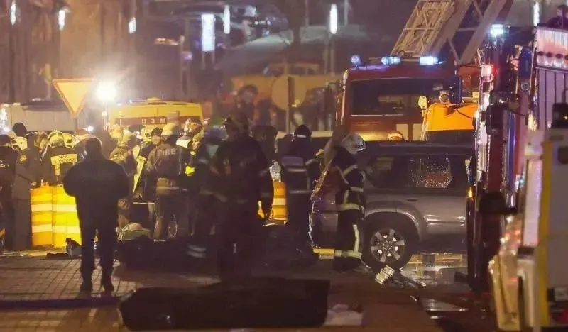 ▎3月23日凌晨，莫斯科近郊音乐厅遭遇袭击后，当局动员专家和调查员到现场搜寻遇难者，采集证据。
