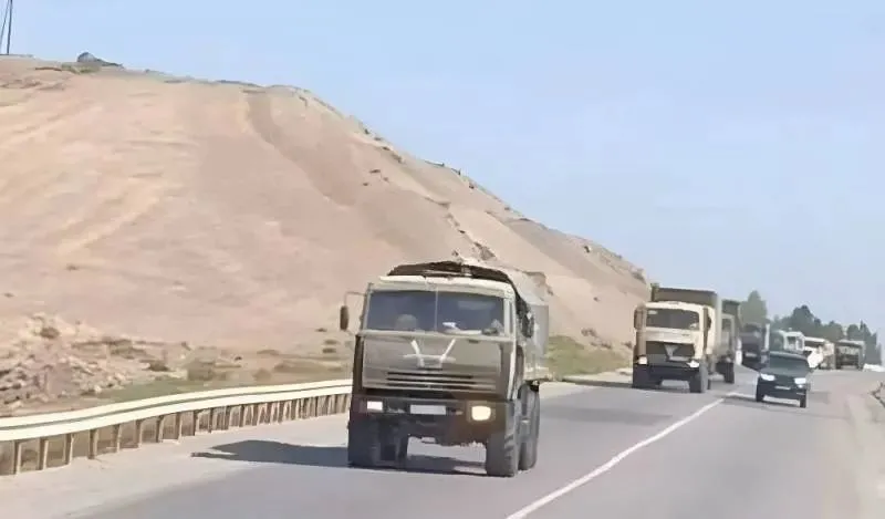 涂有特殊标识的阿塞拜疆部队正在向亚阿边境地区集结