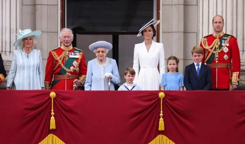 ▎今年6月2日，英女王（左三）在庆祝其登基70周年的“白金禧年”阅兵式庆典上，与其他王室成员，（左起）卡米拉、查尔斯，以及凯特和威廉还有他们的三个子女在白金汉宫露台亮相