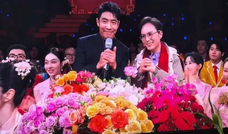 ·蔡艳飞与撒贝宁在春晚舞台上。（上游新闻）