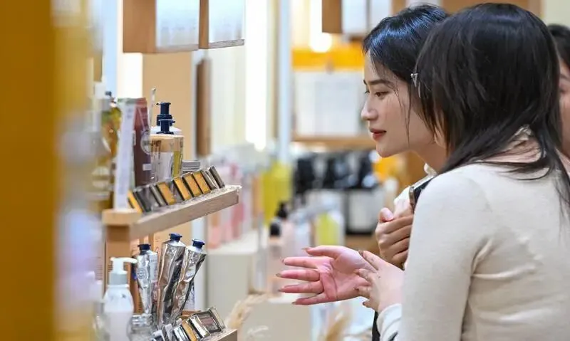 12月18日，顾客在海口国际免税城购物。新华社