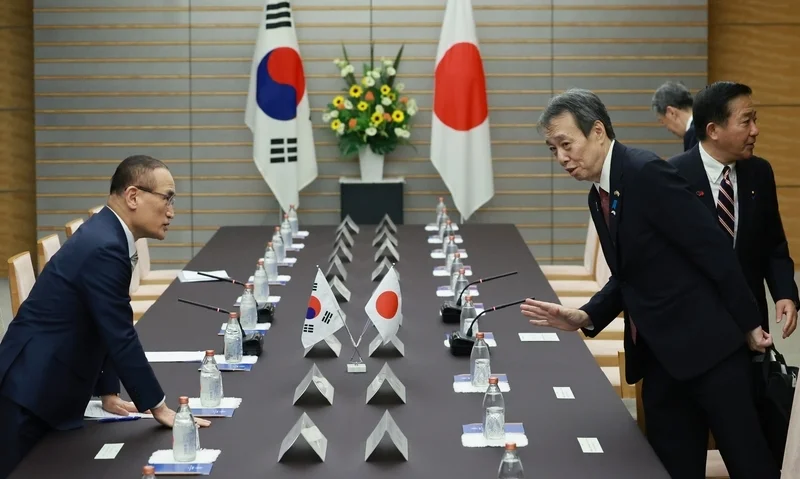 8月23日,日本东京。韩国国家安保室长魏圣洛与日本驻韩大使水岛浩一在首相官邸举行会谈, IC Photo