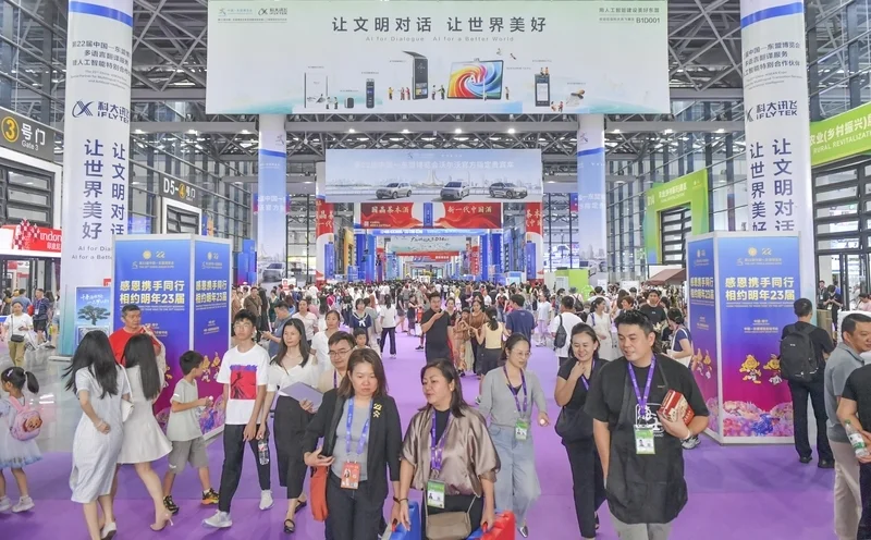 2025年9月21日,第22届中国—东盟博览会闭幕,广西南宁市市民纷纷到展会抢购东南亚商品。满载而归。 IC Photo