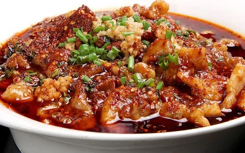 〓 麻辣火锅的味型、做法、配菜与起源自贡的水煮牛肉有八成相似也成为论据