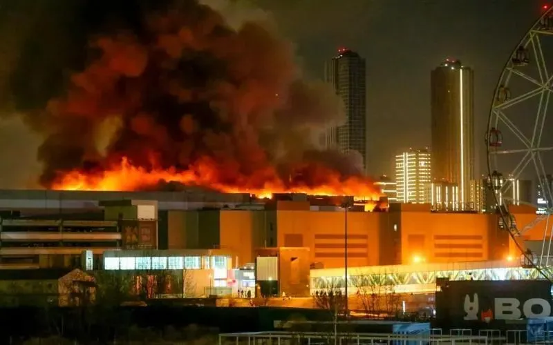 当地时间3月22日，俄罗斯首都莫斯科近郊克拉斯诺戈尔斯克市“克罗库斯城”音乐厅遭遇恐袭后冒出火光。图/新华社