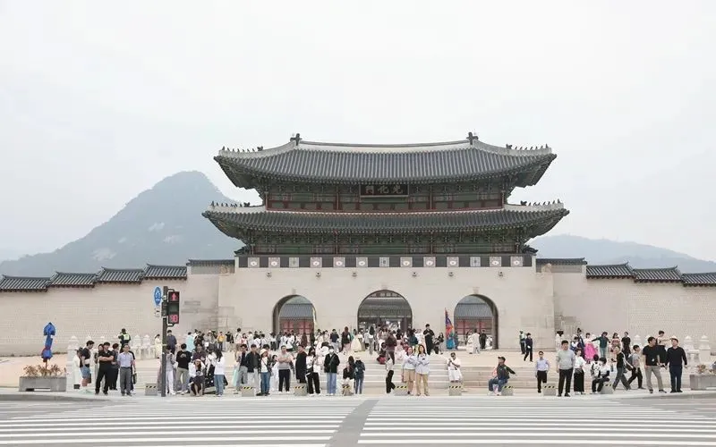 5月24日，游客在韩国首尔市中心的光化门广场参观，第九次中日韩领导人会议将于5月26日至27日在韩国首尔举行 图：新华社