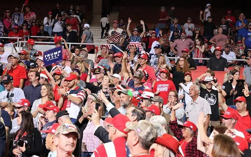 ▎2020年,特朗普的支持者陆续进入亚利桑那州退伍军人纪念体育馆,准备参加集会。(图源:Cronkite News)