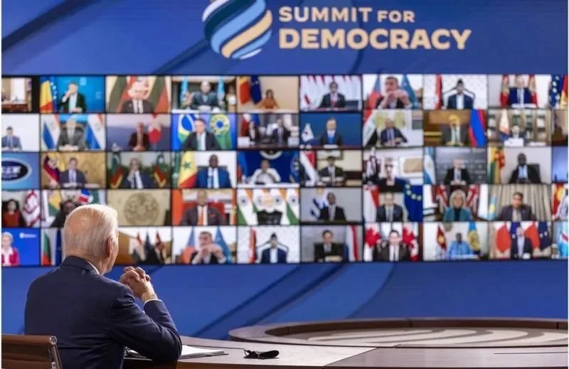 ▎美国主持的全球民主峰会邀请了约110个国家及地区领袖、公民社会组织 。图源：BBC