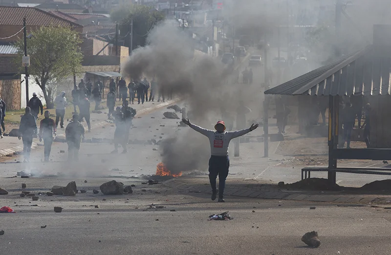 当地时间2022年8月4日,南非豪登省克鲁格斯多普(Krugersdorp),当地居民抗议。视觉中国 图