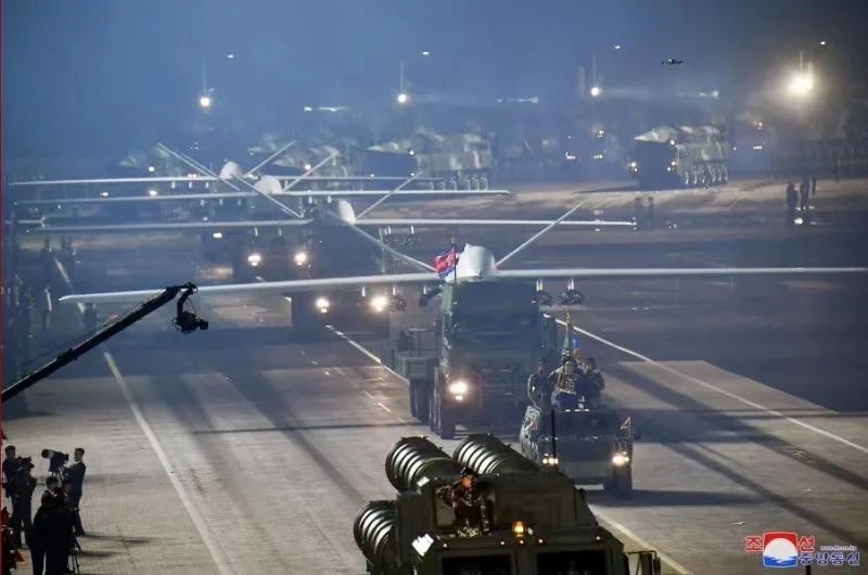 朝鲜在阅兵式上展示了4架“新星”-9无人机。