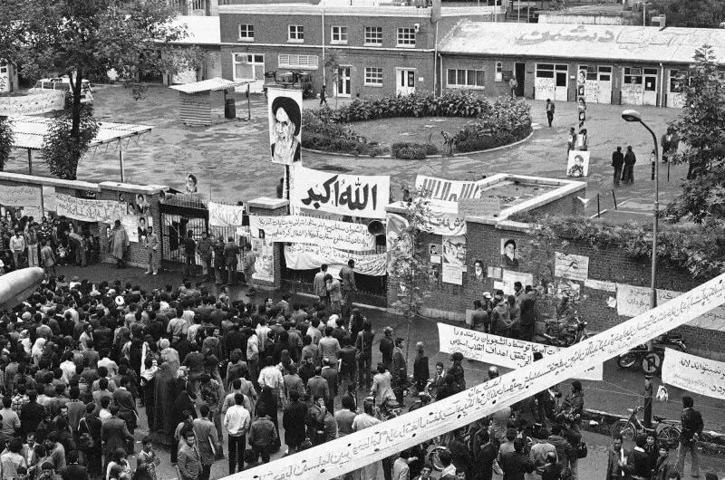 1979年11月6日,大批伊朗民众聚集在美国驻德黑兰大使馆前 图片来源:美联社