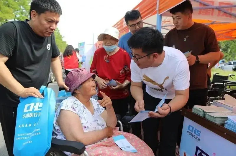 ●2023年5月17日，江苏省徐州市丰县医保局工作人员向村民宣传医保惠民政策和参保注意事项。IC photo