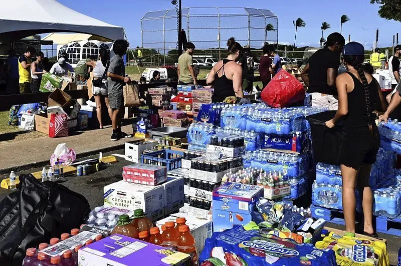 当地时间8月12日，夏威夷毛伊岛，志愿者们整理救援物资。图源：视觉中国