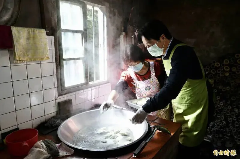 副總統賴清德(右二)今25日於金山下廚包水餃、陪近百歲人瑞夫妻圍爐過年。(記者塗建榮攝)