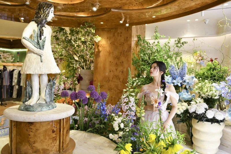 野兽派三里屯店盛大开幕，野兽派植萃香氛大使张婧仪惊喜现身