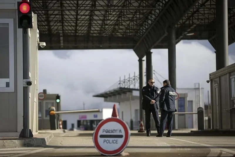 28日，科索沃Merdare，塞尔维亚警察站在科索沃和塞尔维亚之间关闭的过境点。图源：视觉中国